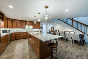 Fridge, microwave, oven, stovetop - Snowcap Lodge: Spacious Townhome w/ Hot Tub (Park City)