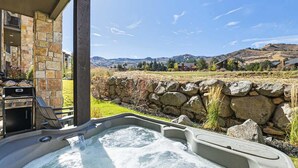 Outdoor spa tub - Greg's Canyons Home Walk Ski Lift Private Hot Tub (Park City)