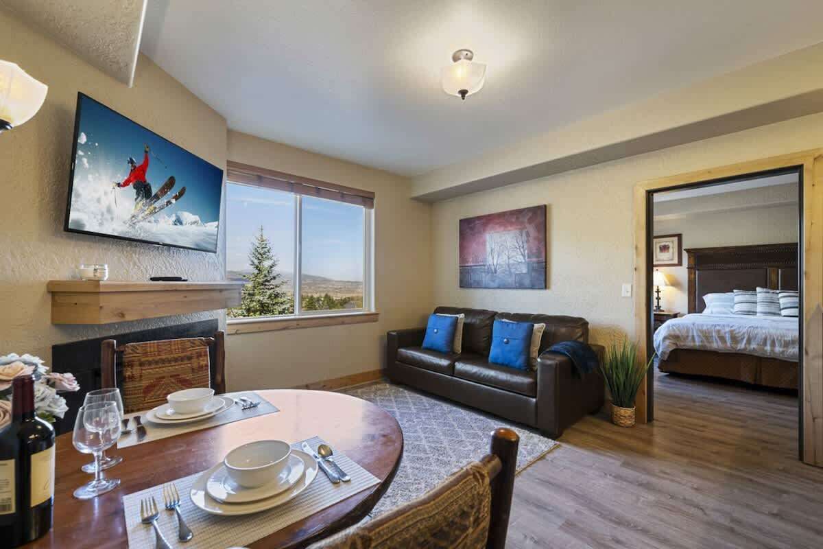 Televisión y chimenea 