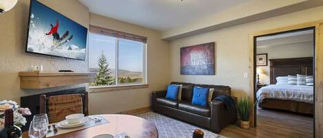 Televisión y chimenea