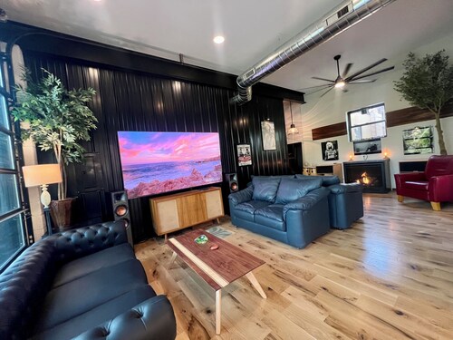 New renovation retro-Modern 1960s Service Station • Fireplace • 100″ TV•garage