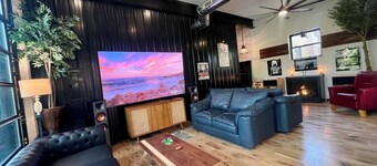 New renovation retro-Modern 1960s Service Station • Fireplace • 100″ TV•garage