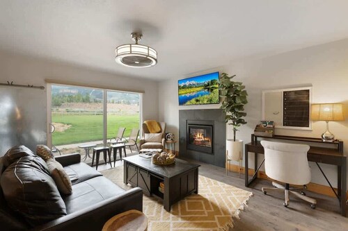 Ski Vista: Chic Condo Near the Canyons Slopes