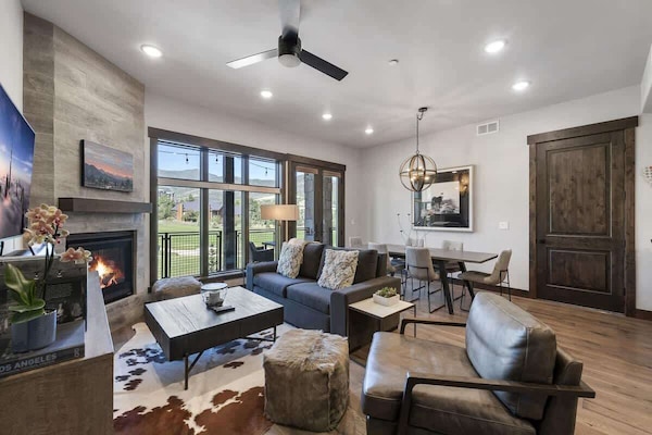 Spacious Living Room W/Sofa Bed