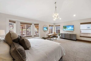 6 bedrooms, travel crib, WiFi, bed sheets