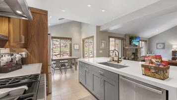 Jääkaappi, mikroaaltouuni, uuni, liesi