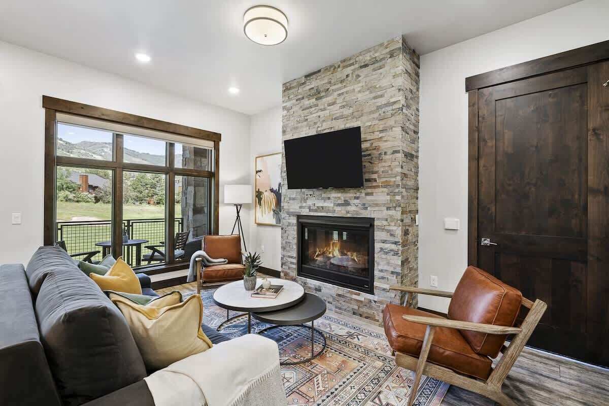 Una televisión, una chimenea, una oficina