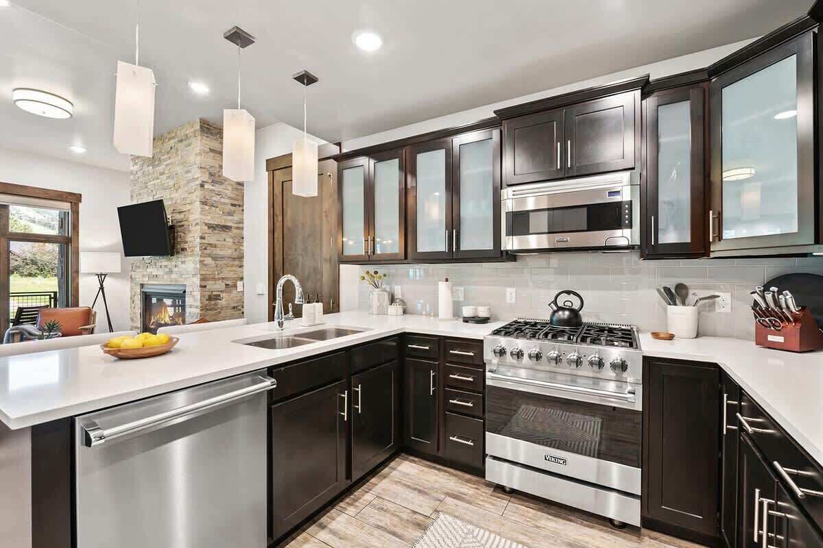 冷蔵庫、電子レンジ、オーブン、コンロ