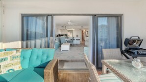 Un espacio habitable integrado con sofá, mesa de comedor y parrilla.