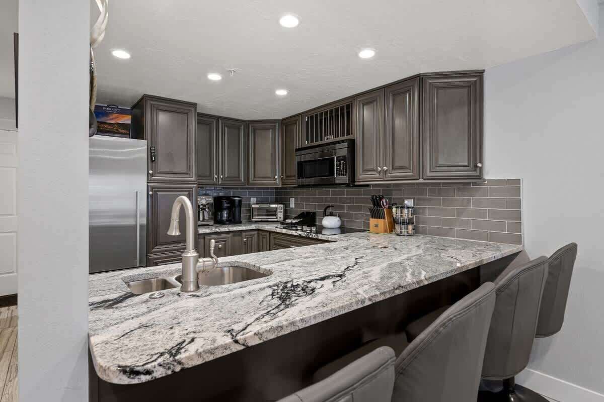 Kjøleskap, mikrobølgeovn, oppvaskmaskin og kaffetrakter/tekoker