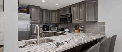 Kjøleskap, mikrobølgeovn, oppvaskmaskin og kaffetrakter/tekoker