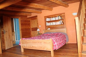 5 slaapkamers, een strijkplank/strijkijzer, reisbedje, gratis wifi