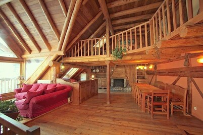10-room chalet, Jacuzzi, sauna, Hammam. Ideal location for mountain activities.