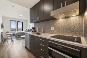 Réfrigérateur, micro-ondes, four, plaque de cuisson