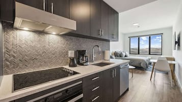 Fridge, oven, stovetop, dishwasher