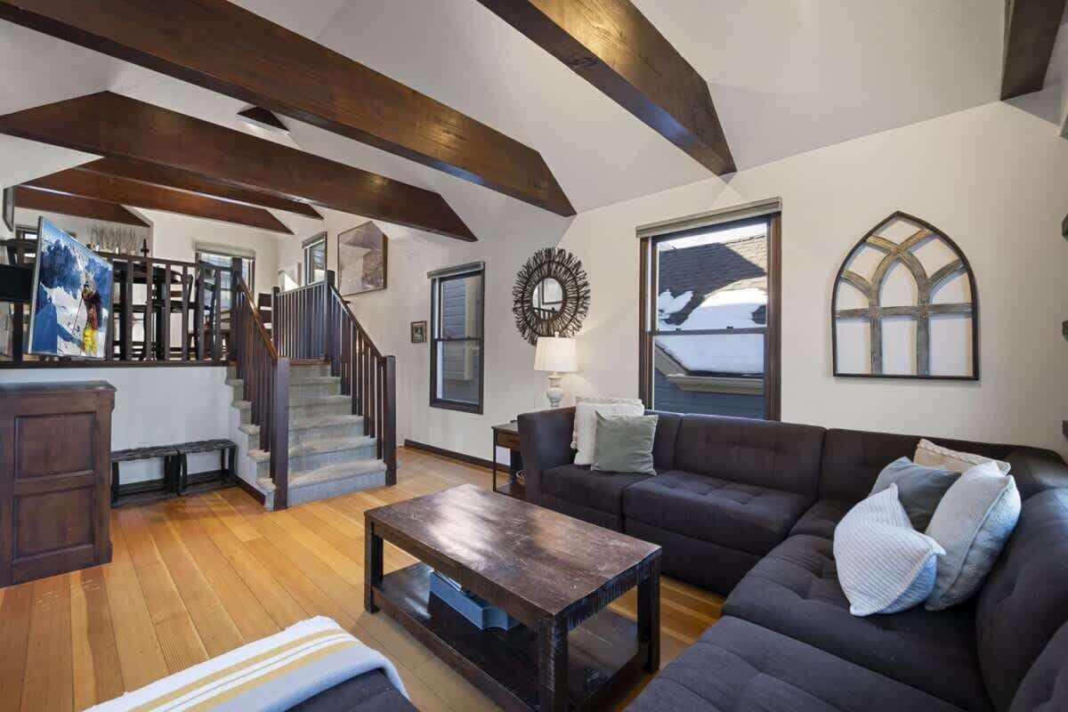 Een televisie, videogames en een kantoor