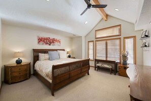 4 bedrooms, iron/ironing board, travel cot, WiFi - Heart of Deer Valley. Private, Hot Tub, Sleeps 12! (Park City)