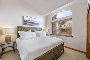 4 bedrooms, iron/ironing board, WiFi, bed sheets - The Pinewood: New! Cozy, Easy Access, Sleeps 10 (Park City)