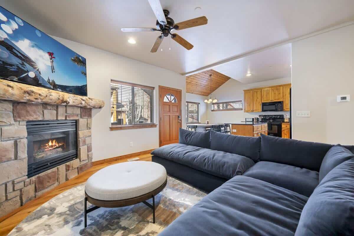 Televisión y chimenea 