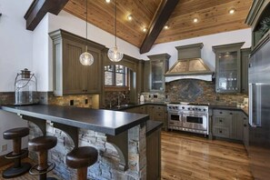 Fridge, microwave, oven, stovetop - Luxury, Leisure Mountain Magic in Upper DeerValley (Park City)