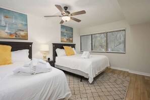 3 dormitorios, escritorio, tabla de planchar con plancha y cuna de viaje