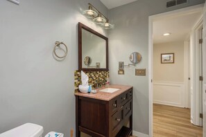 Ducha, secador de pelo, toallas y champú