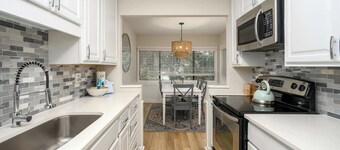 3BR Sleeps 8, Walk to Beach, Pool Access!