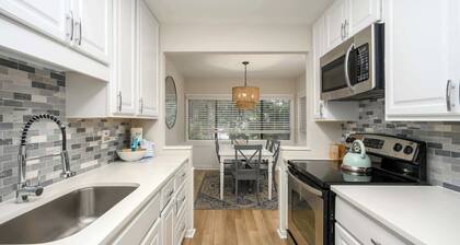 3BR Sleeps 8, Walk to Beach, Pool Access!