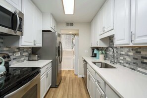 Fridge, microwave, oven, stovetop - 3BR Sleeps 8, Walk to Beach, Pool Access! (Hilton Head Island)