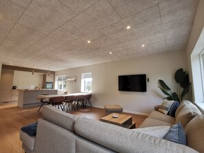 منزل - ٤ غرف نوم - للمدخنين - برواق | غرفة المعيشة