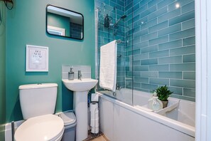 Dusche, Haartrockner, Handtücher, Shampoo