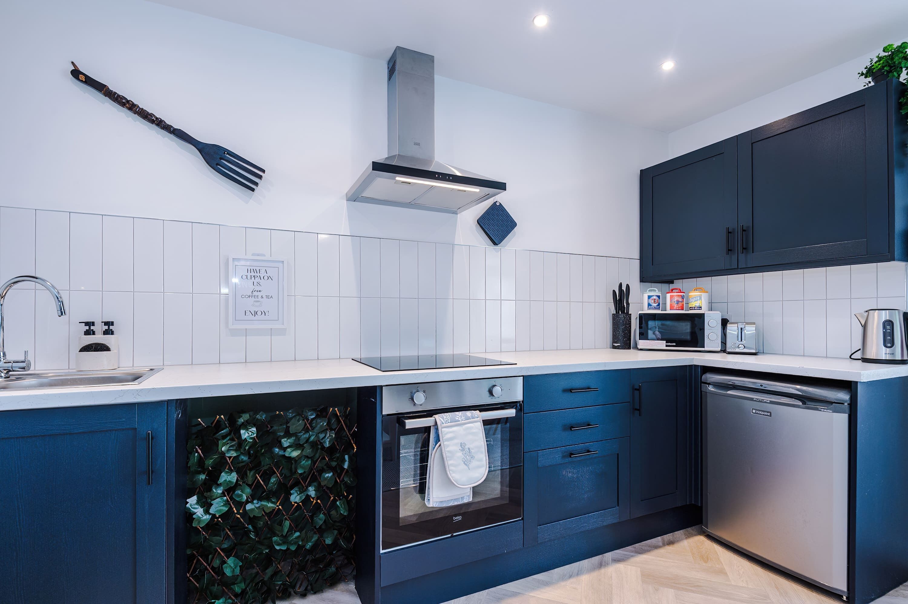 Een koelkast, een magnetron, een oven, een kookplaat