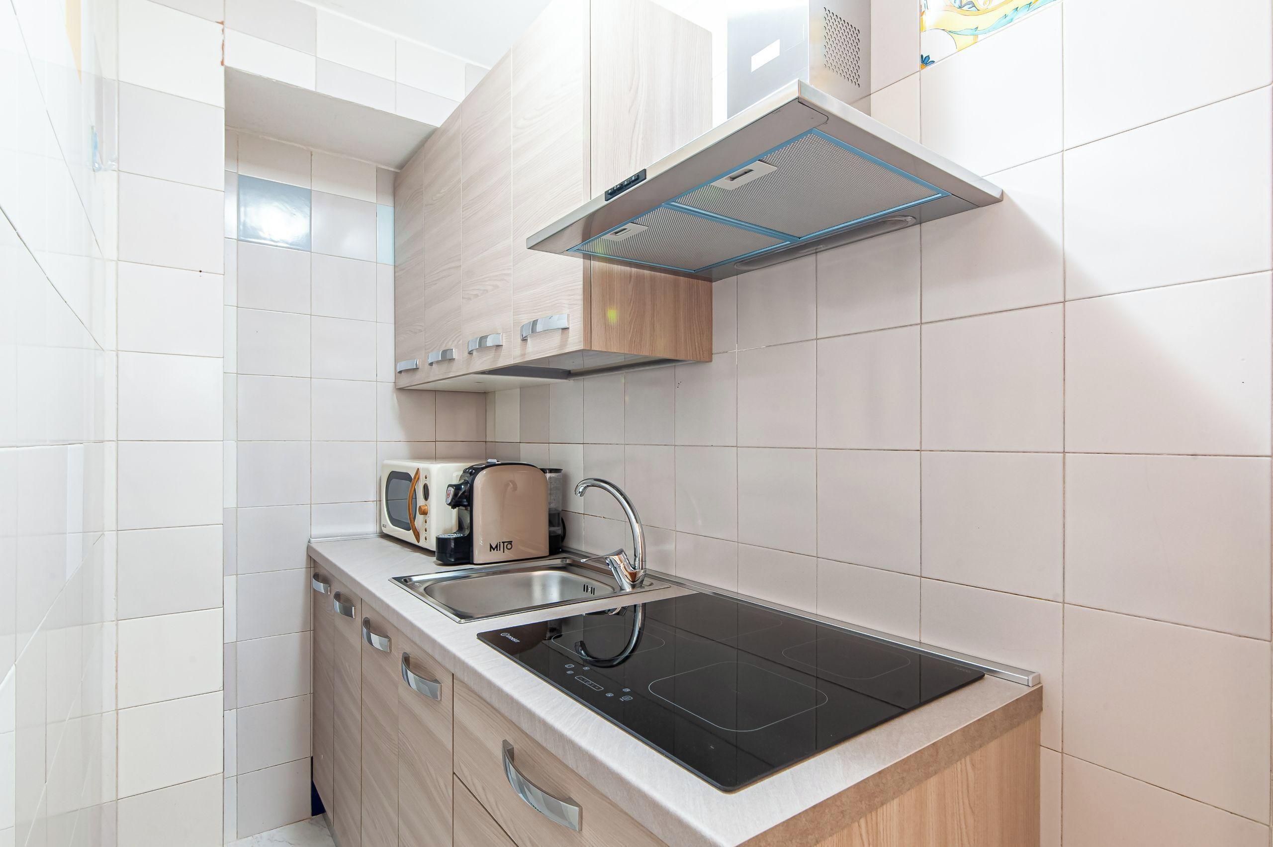 Wasserkocher mit Kaffee-/Teezubehör, Kühlschrank, Mikrowelle, Ofen