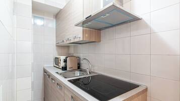 Wasserkocher mit Kaffee-/Teezubehör, Kühlschrank, Mikrowelle, Ofen
