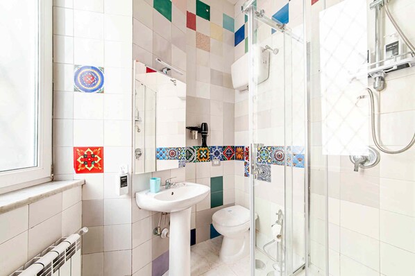 Dusche, Haartrockner, Handtücher, Seife