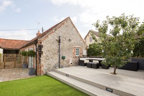 Terrace/patio - The Foundry - sleeps 6 guests  in 3 bedrooms (Burnham Market)