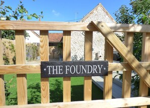 Exterior detail - The Foundry - sleeps 6 guests  in 3 bedrooms (Burnham Market)