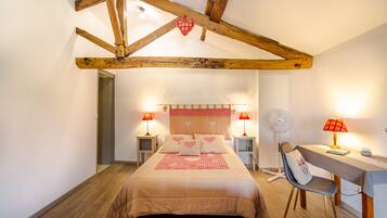 2 bedrooms, iron/ironing board, WiFi