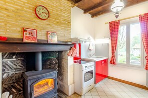 Fridge, microwave, oven, stovetop - Gîte La Ferme de La Forêt – A Peaceful Retreat Surrounded by Nature (Beauronne)