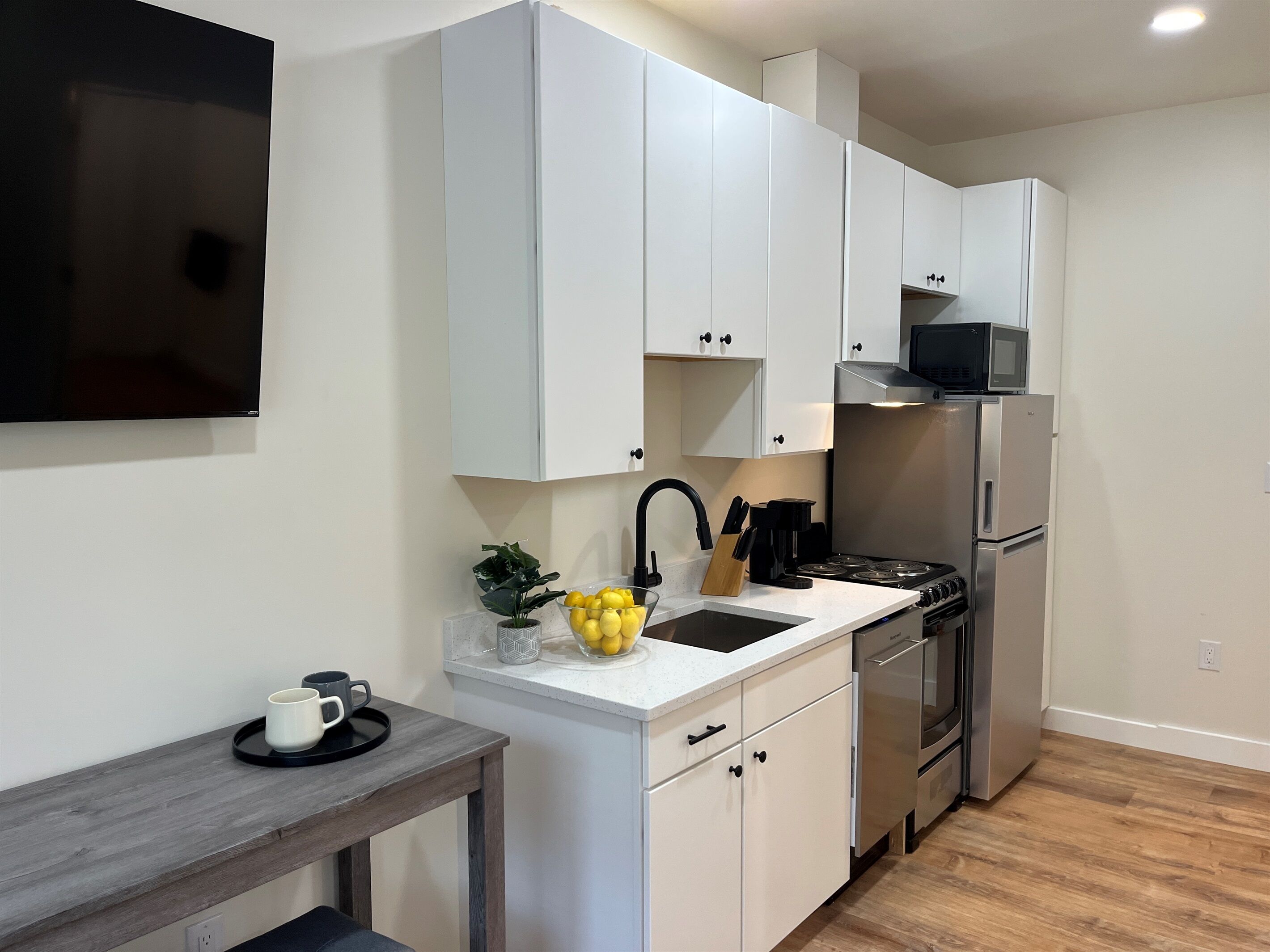 Kjøleskap, mikrobølgeovn, ovn og kokeplater