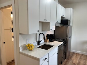 Réfrigérateur, four à micro-ondes, un four, surface de cuisson