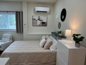 Tabla de planchar con plancha, wifi gratis y ropa de cama 