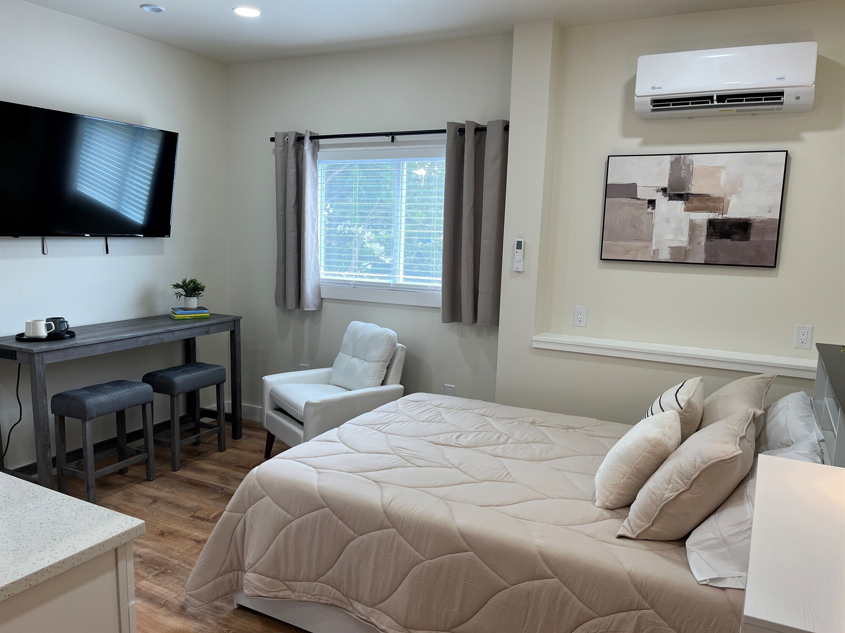 Iron/ironing board, free WiFi, bed sheets