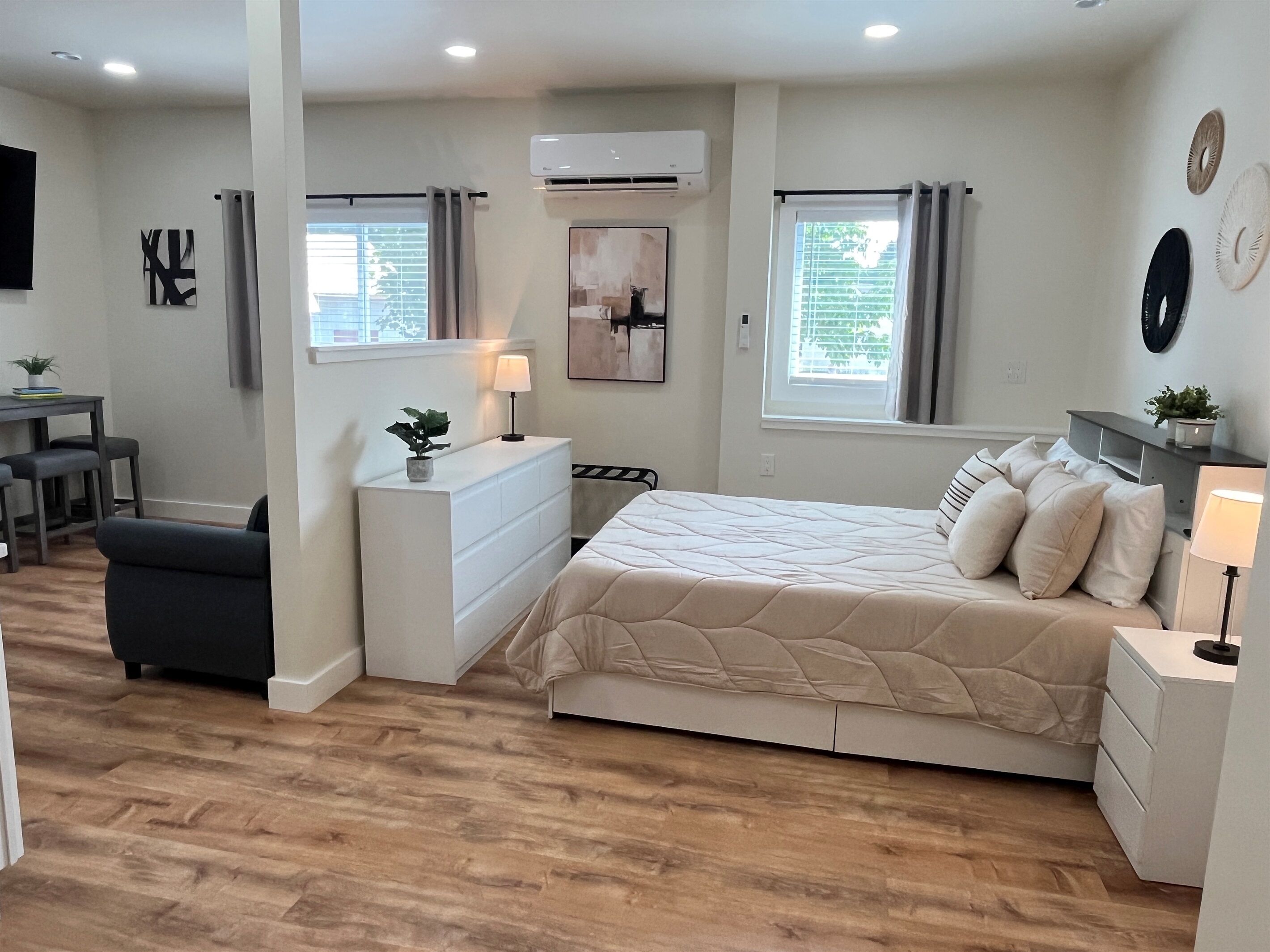 Iron/ironing board, free WiFi, bed sheets