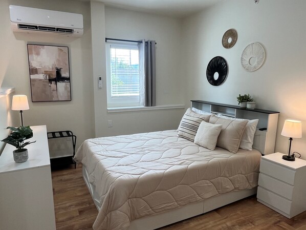 Tabla de planchar con plancha, wifi gratis y ropa de cama 