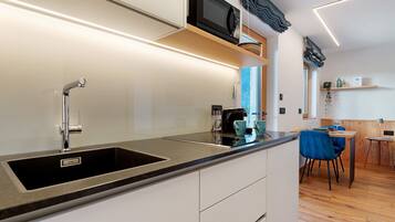 Réfrigérateur, micro-ondes, plaque de cuisson, lave-vaisselle