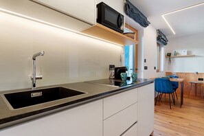 Geladeira, micro-ondas, cooktop, lava-louças