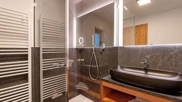 Douche, articles de toilette gratuits, sĂšche-cheveux, peignoirs