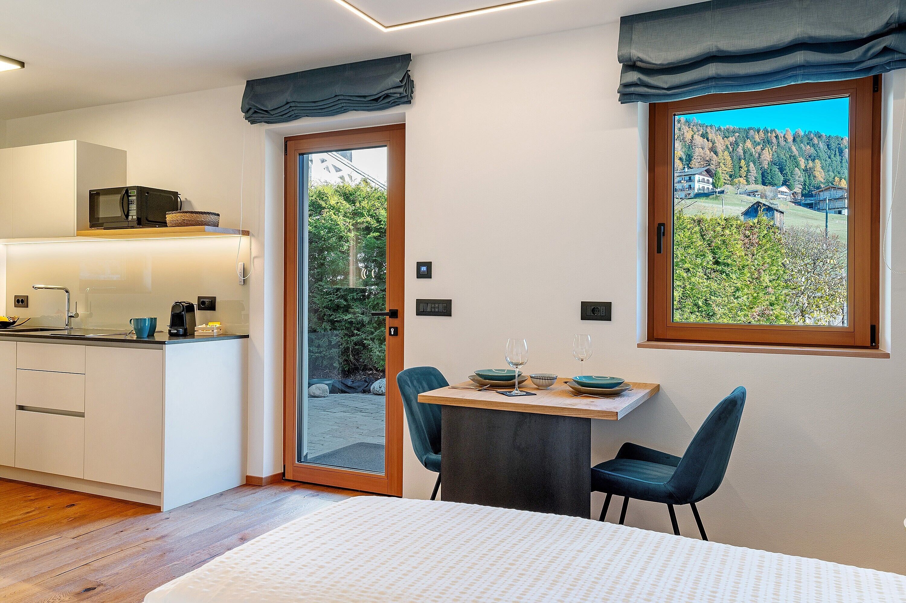 Desk, WiFi, bed sheets