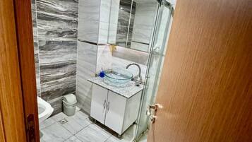 Basic Room | Bathroom | Towels, soap, shampoo, toilet paper